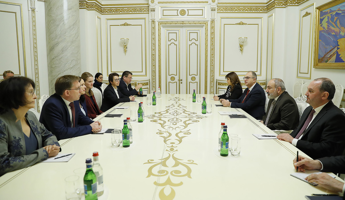 Премьер-министр Пашинян принял делегацию во главе с председателем Комиссии Бундестага Германии по правовым вопросам