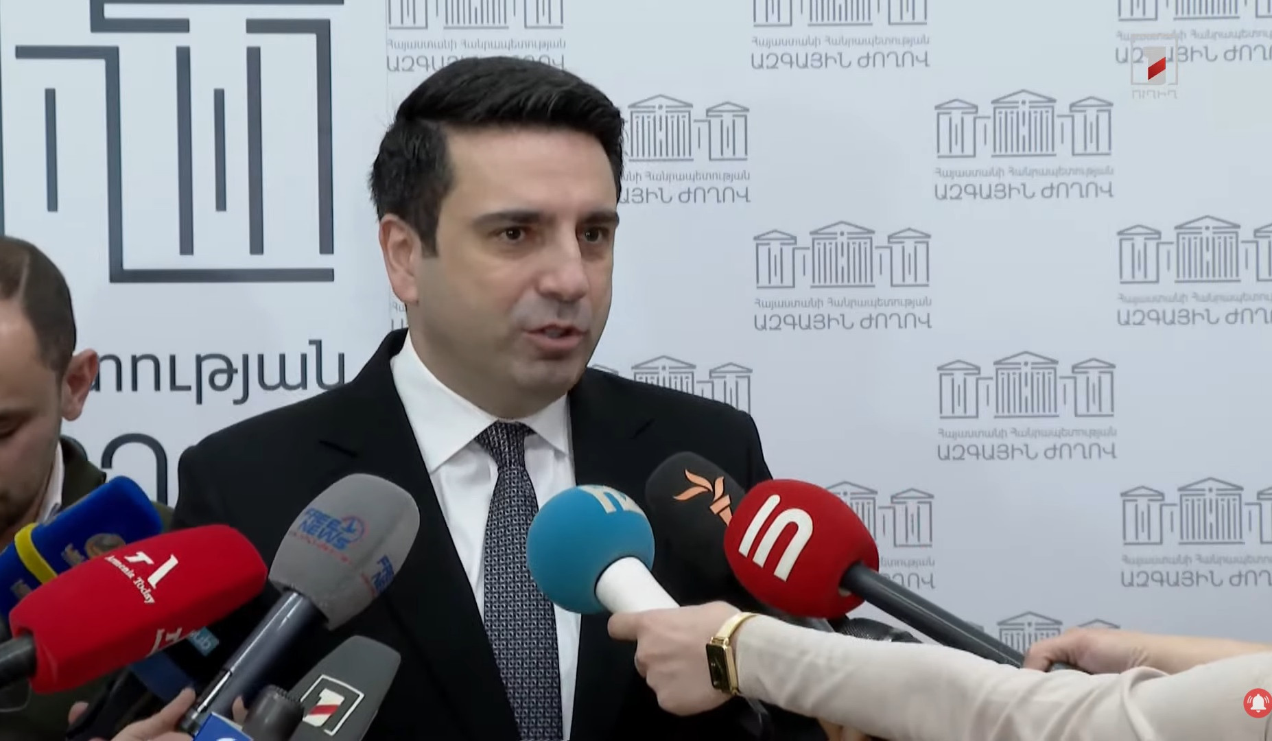 Իմ և ՀՀ վարչապետի հարաբերություններն ինստիտուցիոնալ և ընկերական հիմքի վրա են. ԱԺ խոսնակ