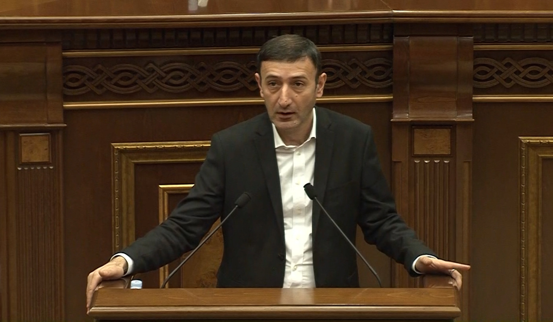 Խնդրում եմ՝ մեր հայրենակիցներին մեզնից մի՛ պաշտպանեք. Թունյանը՝ արտագնա աշխատանքի մեկնածներին հարկելու մասին