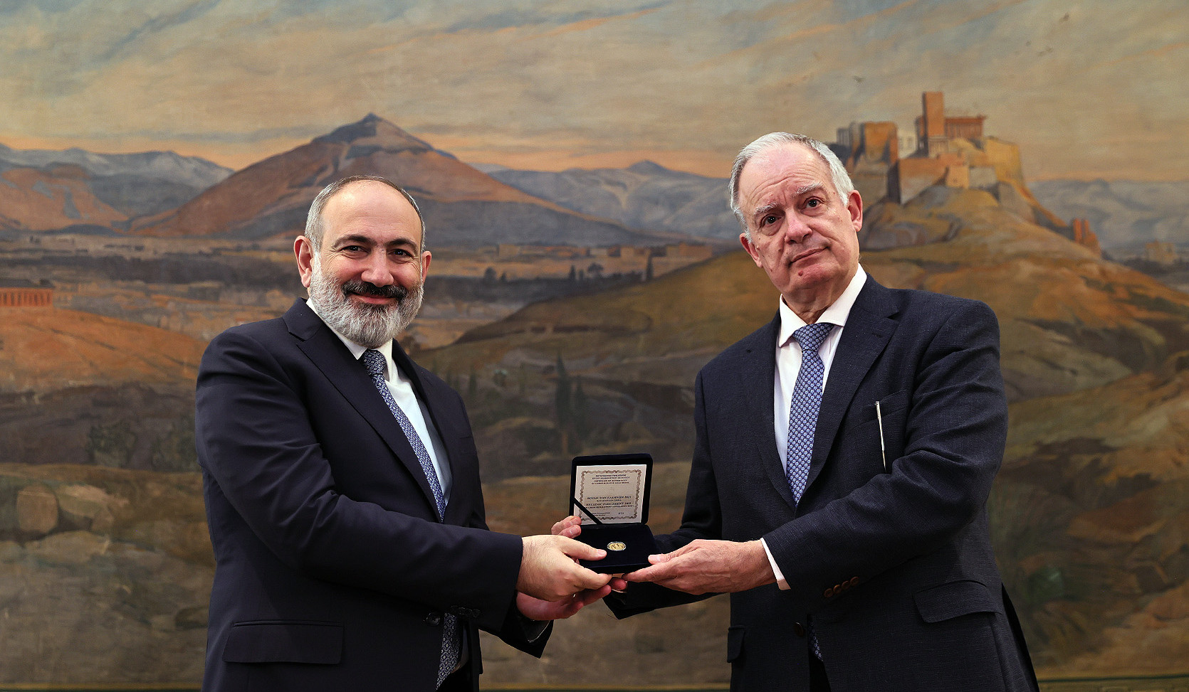 Կոնստանտինոս Տասուլասը ՀՀ վարչապետին պարգևատրել է Հունաստանի խորհրդարանի Ոսկե մեդալով