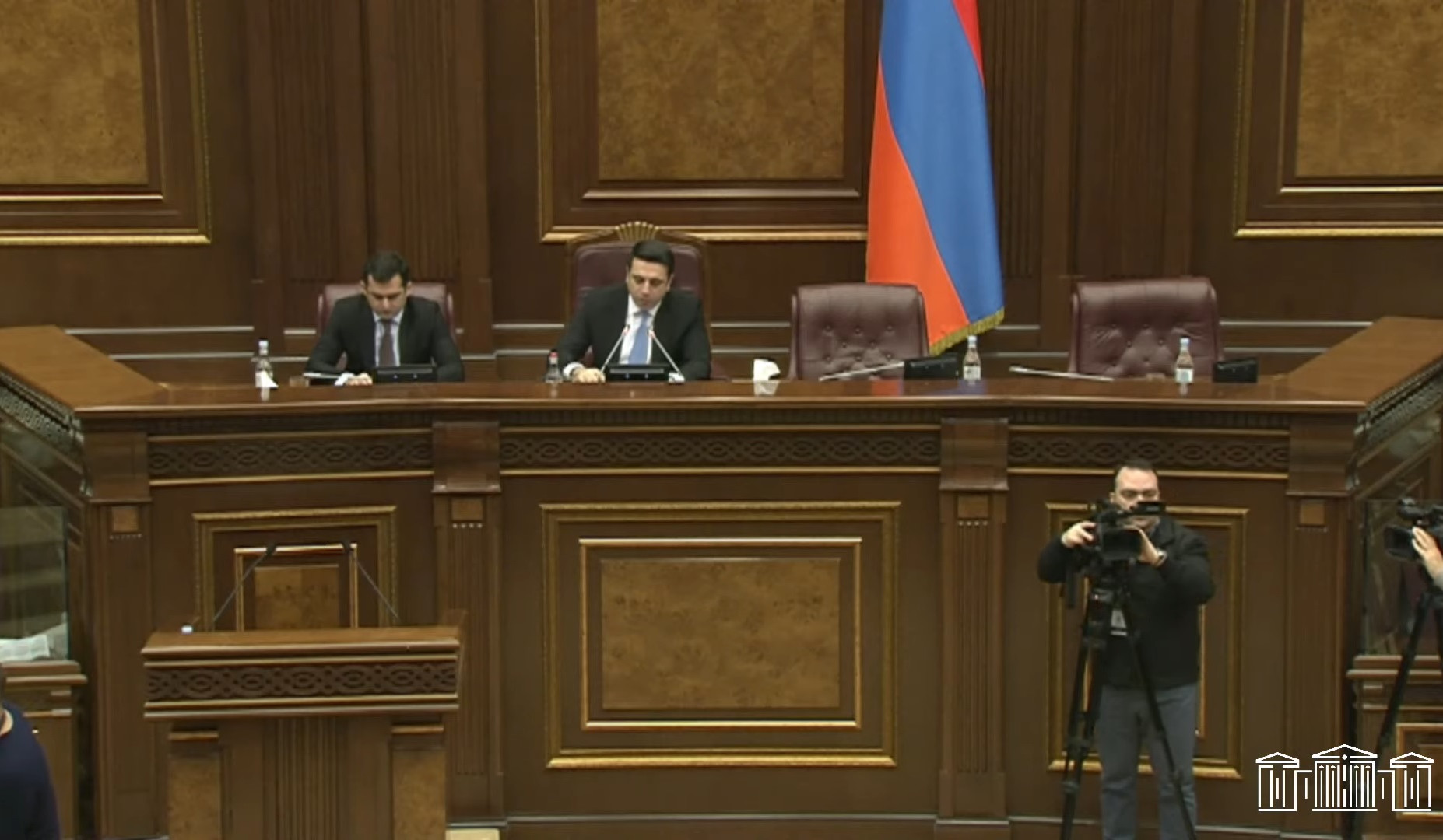 ԱԺ-ն ընդունեց պատվավոր կոչումները հանելու, կուտակային կենսաթոշակից վաղաժամ օգտվելու, երթևեկության մասով տուգանքը 20%-ով քիչ վճարելու նախագծերը