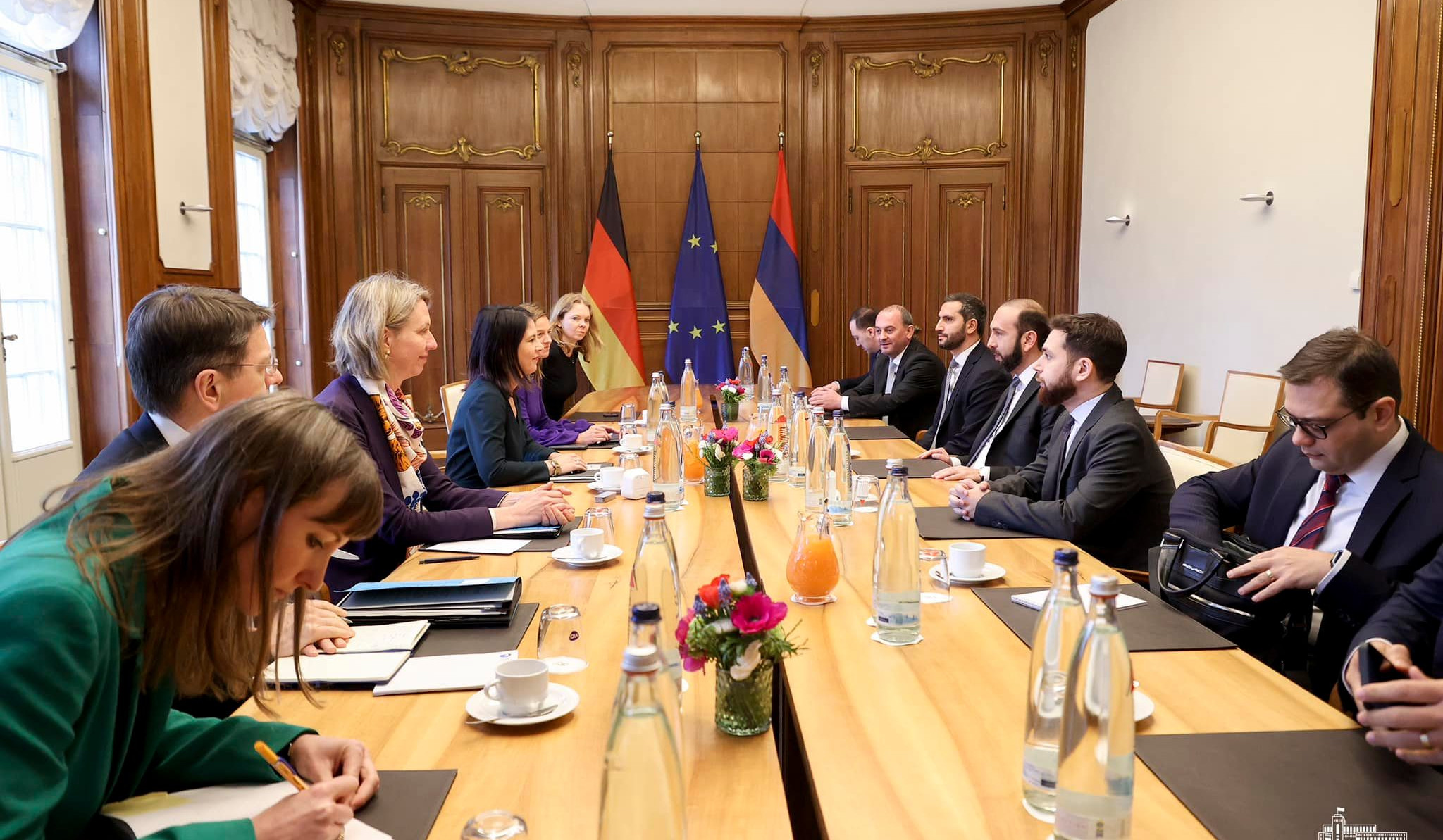 Mirzoyan və Analena Burbok regional təhlükəsizlik məsələlərini müzakirə ediblər