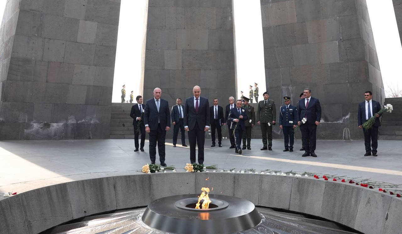 Mинистр обороны Греции почтил память жертв Геноцида армян