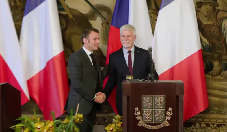 Франция примет участие в закупке 800 тысяч снарядов для Украины: Эммануэль Макрон
