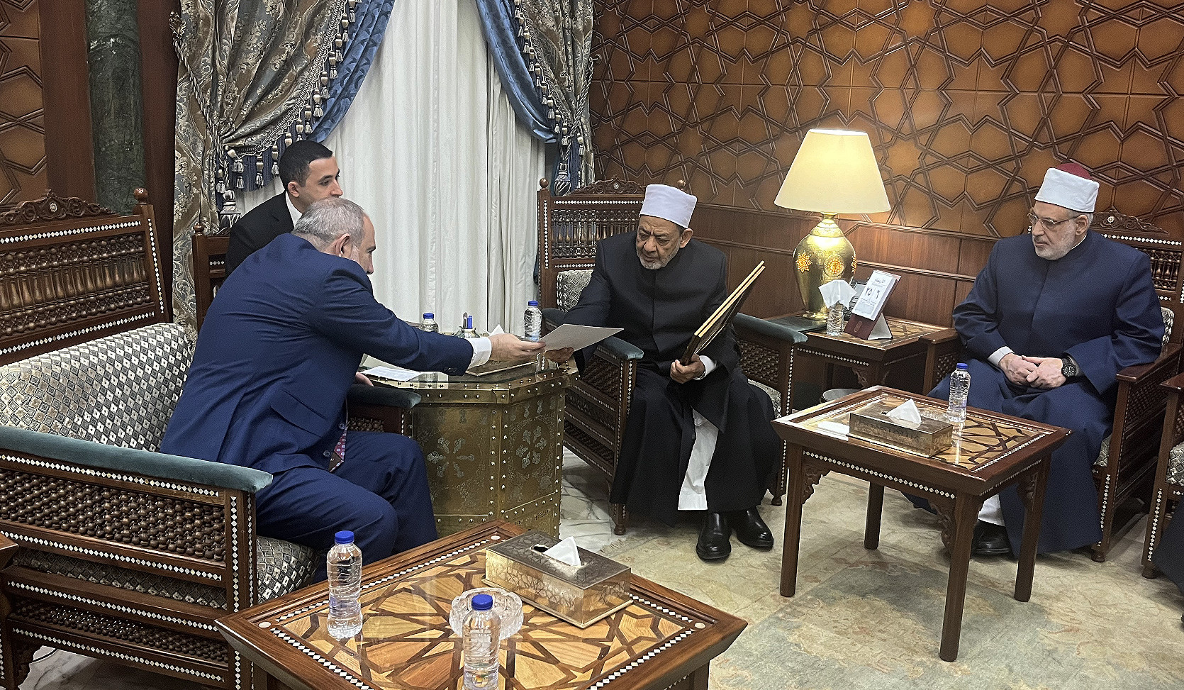 Paşinyan Əl-Əzhərin Baş İmamına Quranın 1719-cu ilə aid ilk surəsinin Matenadaranda saxlanılan nüsxəsini hədiyyə edib