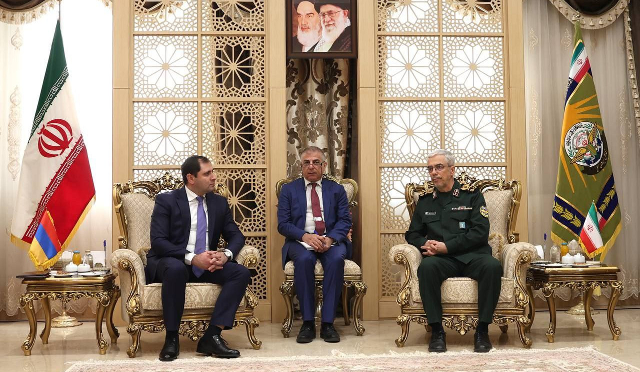 Սուրեն Պապիկյանն Իրանի ԶՈՒ շտաբի պետի հետ քննարկել է ռազմական համագործակցությանն առնչվող հարցեր