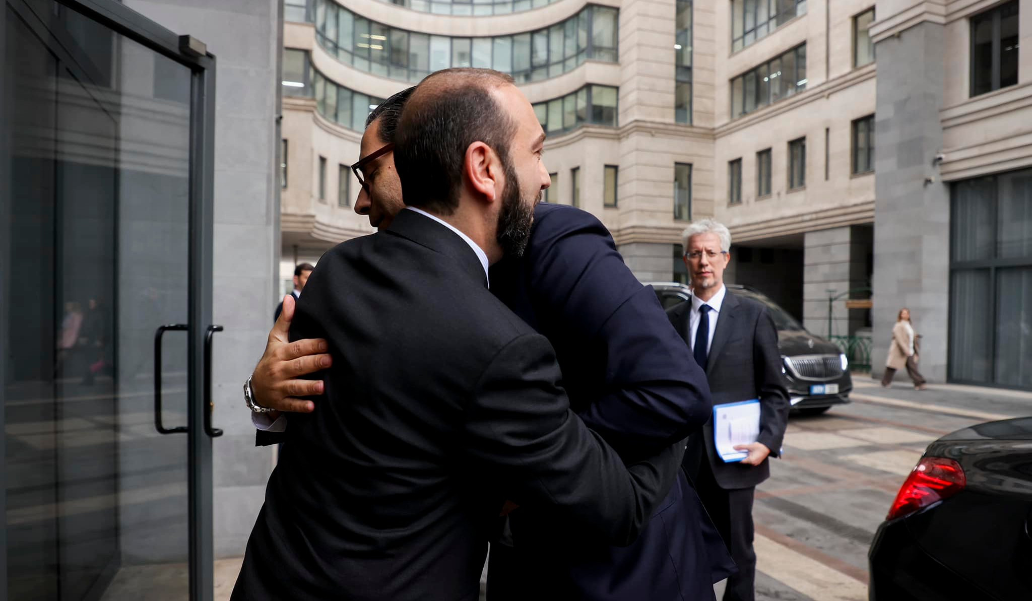 Kiprin xarici işlər naziri ER-dadır, nazirlərin təkbətək görüşü başlayıb