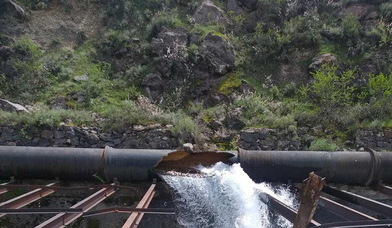 Ջրագծին մոտեցնող ճանապարհն անանցանելի է. ջրագիծը ծածկվել է ջրով. քաղաքապետարանը` Արաբկիրում և Կենտրոնում ջրամատակարարման վերականգնման աշխատանքների մասին