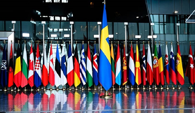 Флаг Швеции поднят в штаб-квартире НАТО