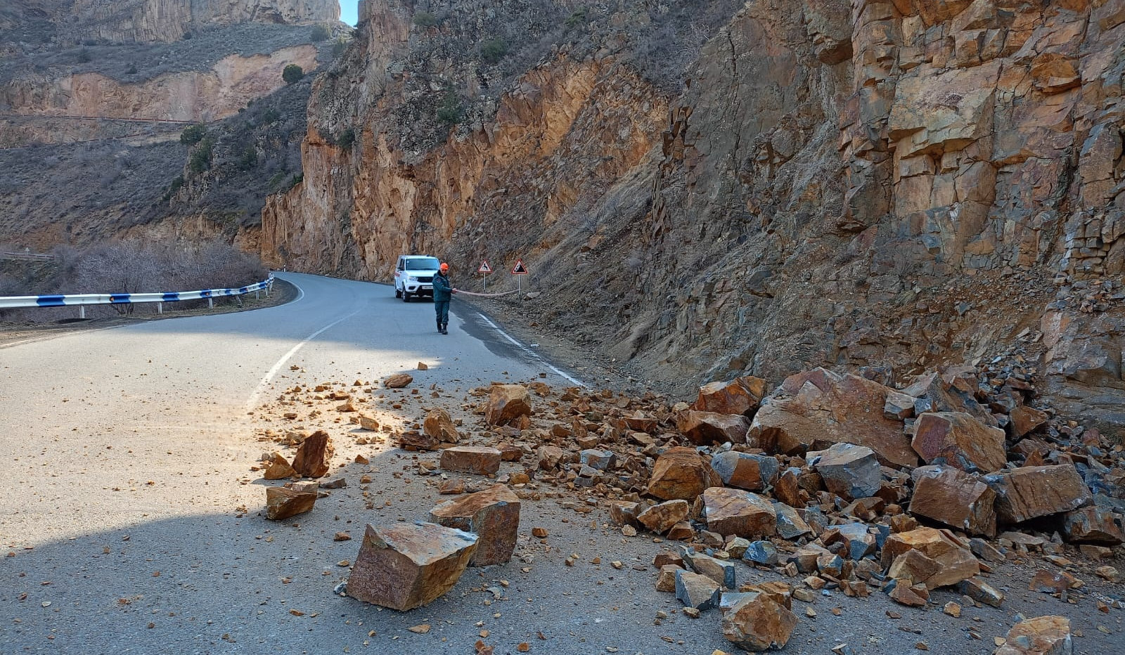 Քարաթափում միջպետական ավտոճանապարհից Ջերմուկ տանող ճանապարհահատվածին