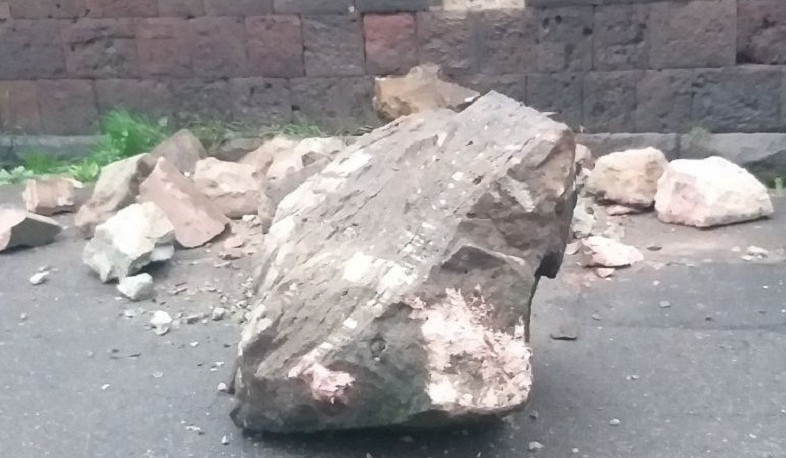 Հրազդանի կիրճում քարաթափման հետևանքով ճանապարհը դարձել է մասամբ երթևեկելի. փրկարարները սահմանազատել են տարածքը