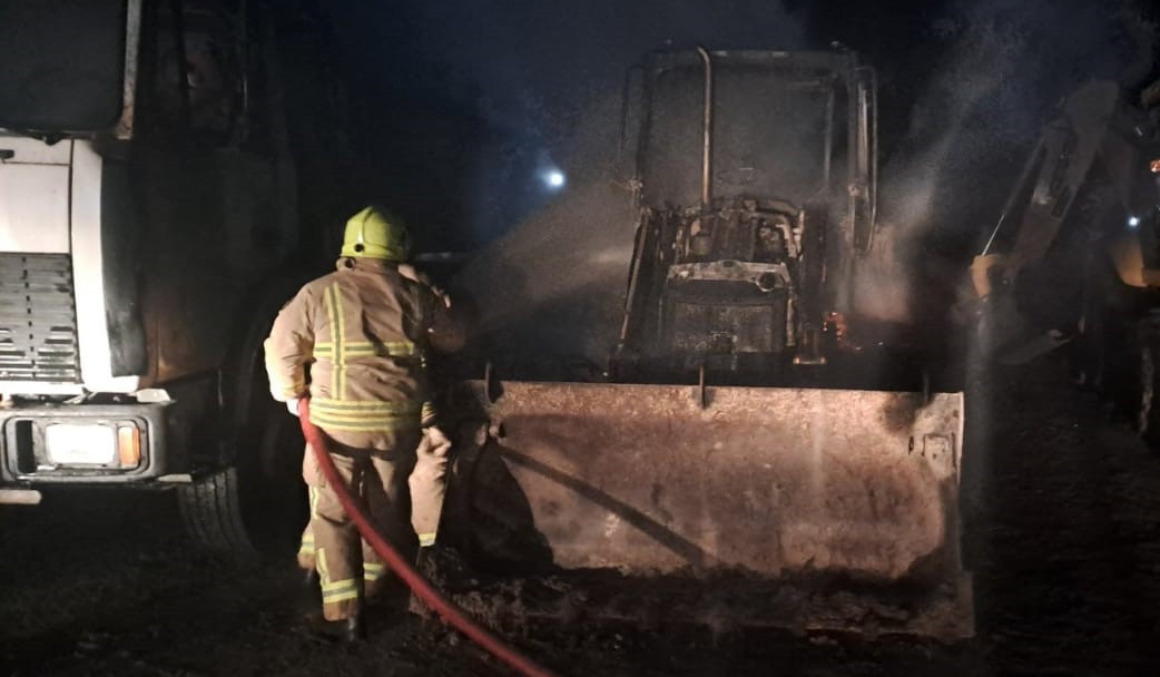 Հրդեհ` Թալինի հիվանդանոցի ետնամասում. այրվել են տրակտորն ու բեռնատարը
