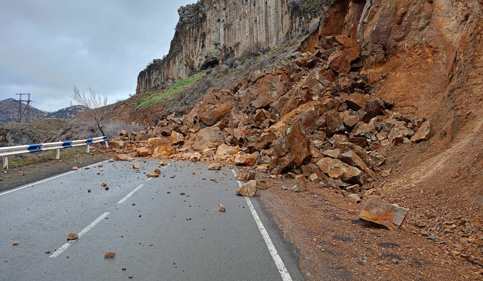 Ջերմուկ տանող ճանապարհը քարաթափման հետևանքով միակողմանի փակ է