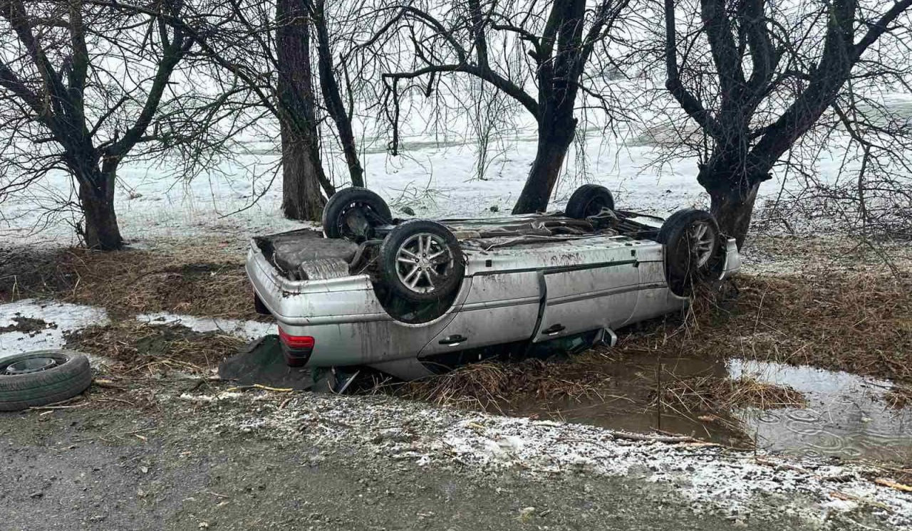 Տաշիր-Ստեփանավան ճանապարհին մեքենան դուրս է եկել երթևեկելի հատվածից և շրջվել