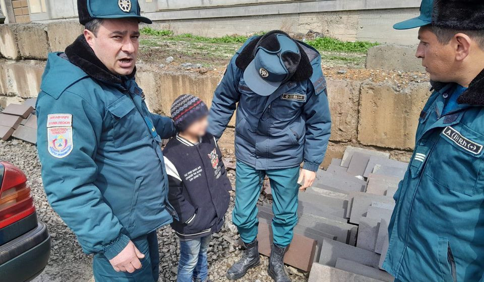 11 տարեկան երեխան մոլորվել և ավտոմեքենաներ է կանգնեցրել Կապան տեղափոխվելու համար. փրկարարներն օգնության են հասել