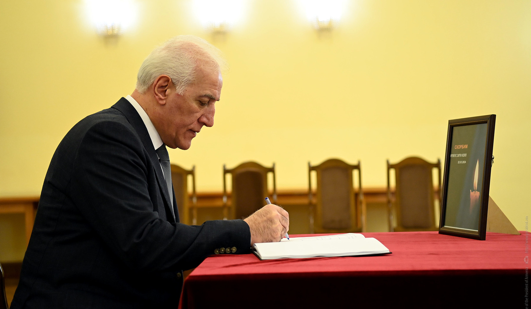 Rusiyanın Ermənistandakı səfirliyində açılan matəm kitabında Vahaqn Xaçaturyan yazı qeyd edib