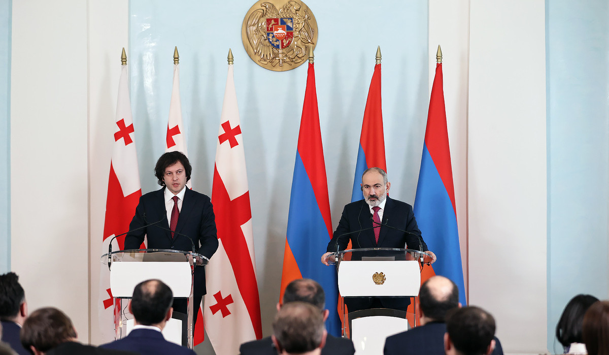 Nikol Pashinyan and Irakli Kobakhidze make statements for media representatives