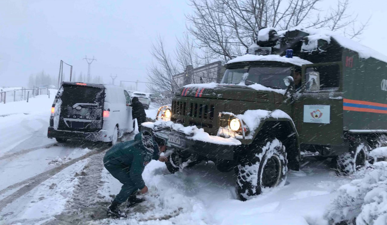 Սևան քաղաքում մեքենան դուրս է եկել երթևեկելի հատվածից և կողաշրջվել. փրկարարներն ուղղել են այն
