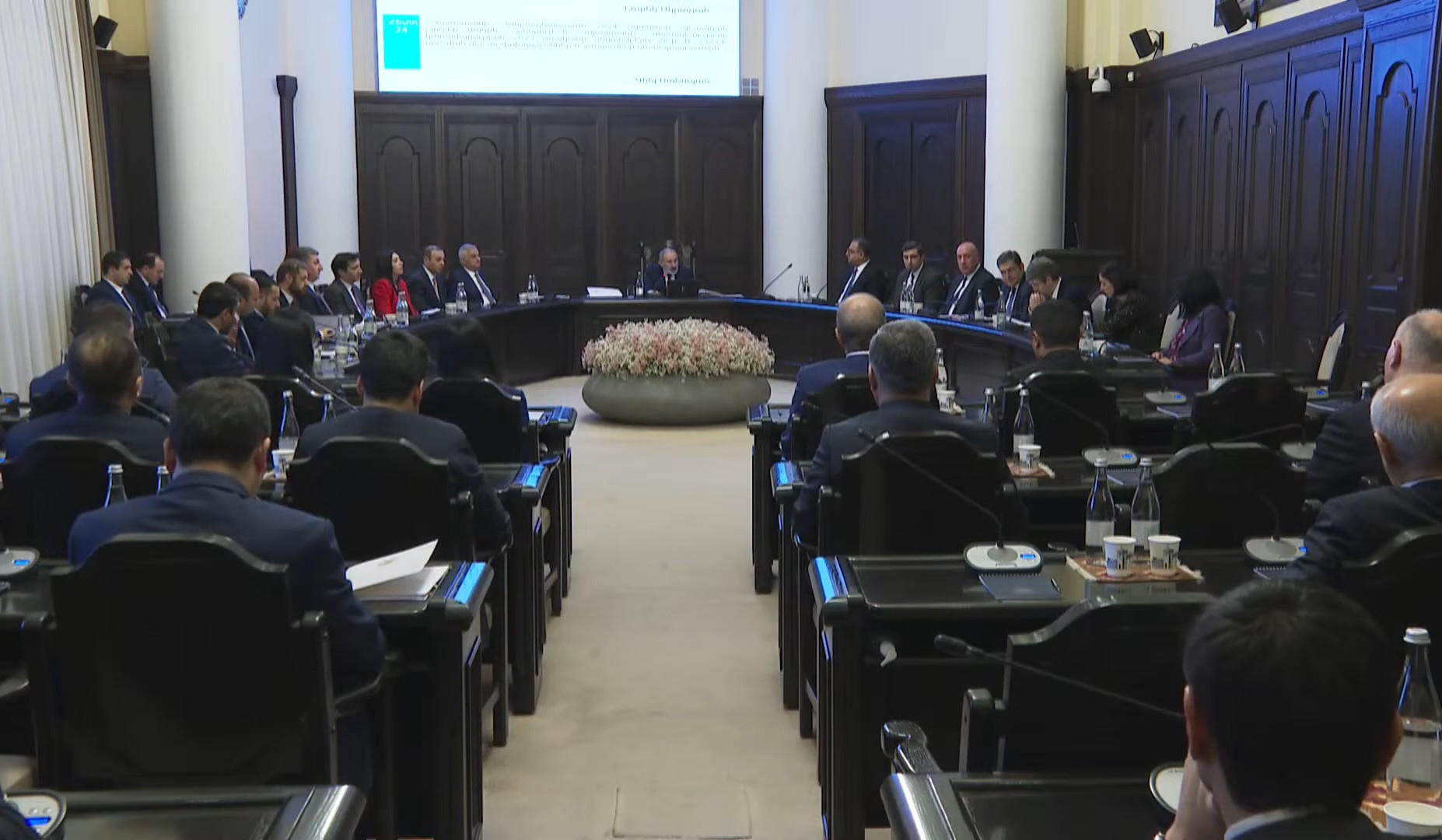 Dağlıq Qarabağdan məcburi köçkün düşmüş 11 800-dən çox insan Ermənistanda işlə təmin olunub