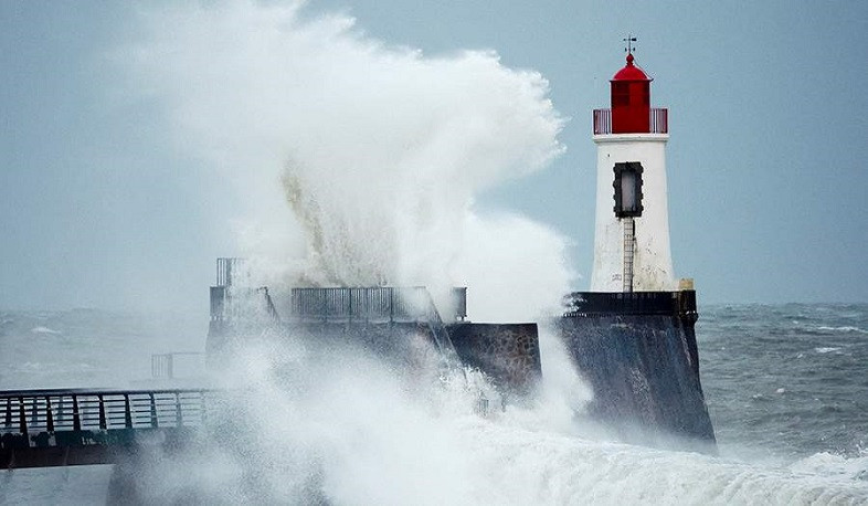 «Նելսոն» փոթորիկը հարվածում է Ֆրանսիայի արևմուտքին