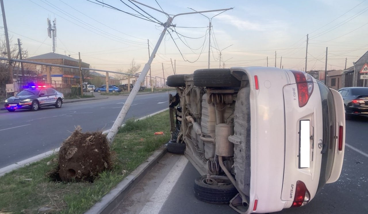 Էջմիածին-Երևան ճանապարհին մեքենան բախվել է արտաքին լուսավորության սյանը և կողաշրջվել․ կա տուժած