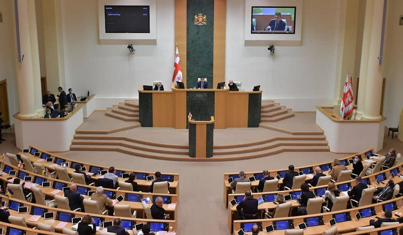 В парламенте Грузии произошла словесная перепалка из-за законопроекта об иностранных агентах