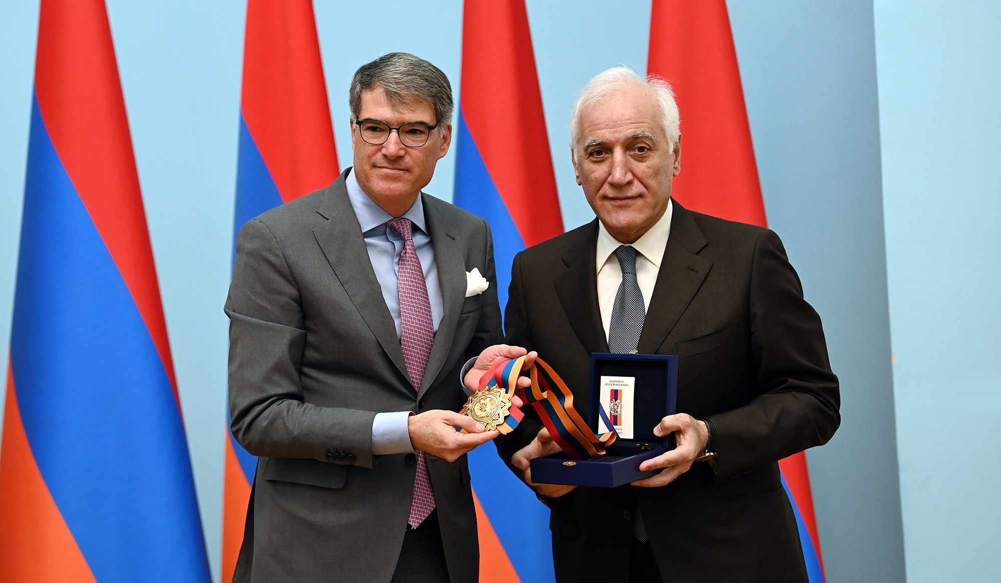 Վահագն Խաչատուրյանը Տիգրան Իզմիրլյանին պարգևատրել է Հայրենիքի շքանշանով