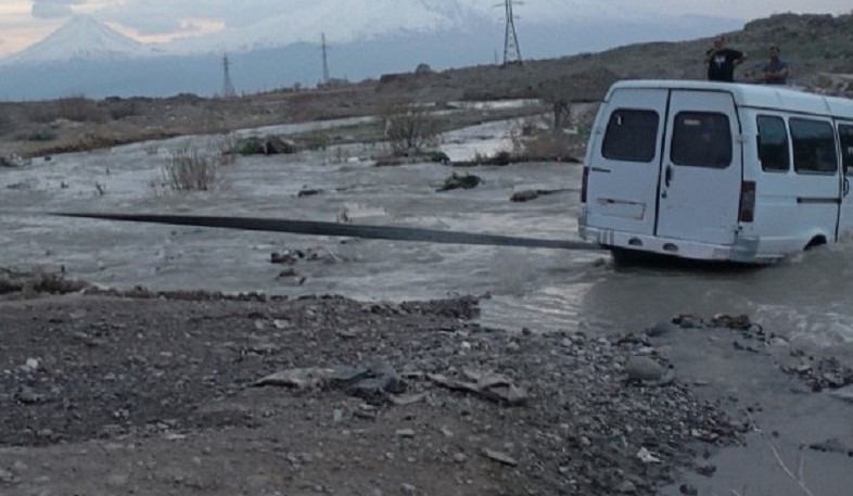 Փրկարարները ավտոմեքենան դուրս են բերել գետից