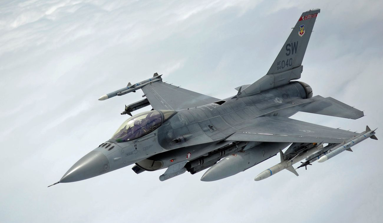 Польша подняла в небо военные самолеты
