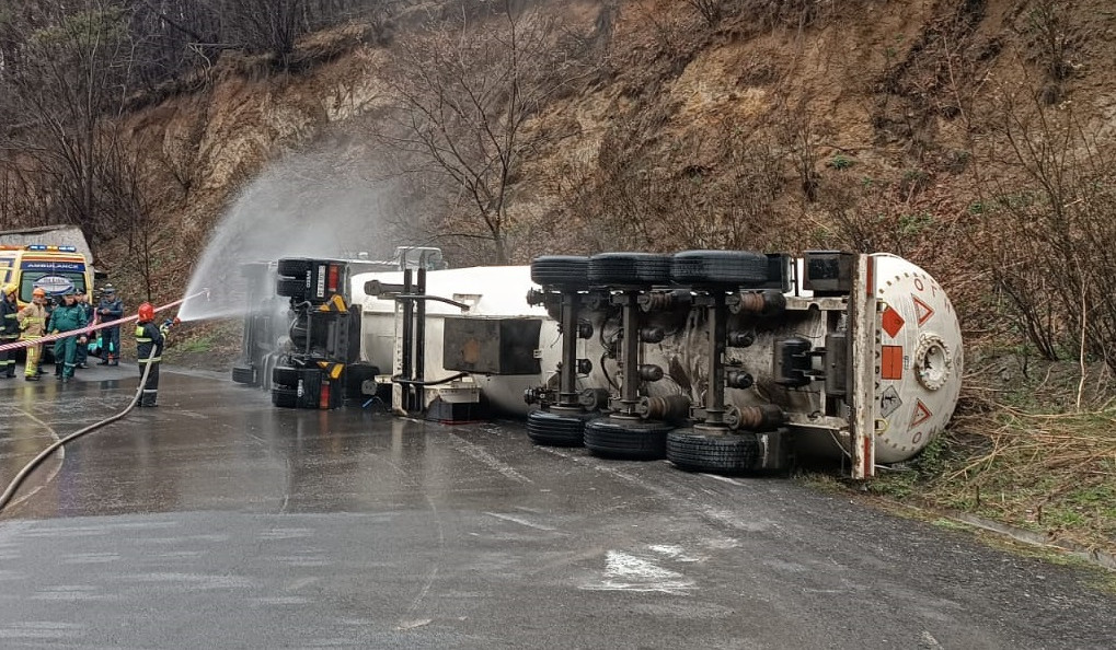 Իջևան-Երևան ավտոճանապարհին 20 տոննա հեղուկ գազ տեղափոխող բեռնատարը կողաշրջվել է. վարորդը մահացել է