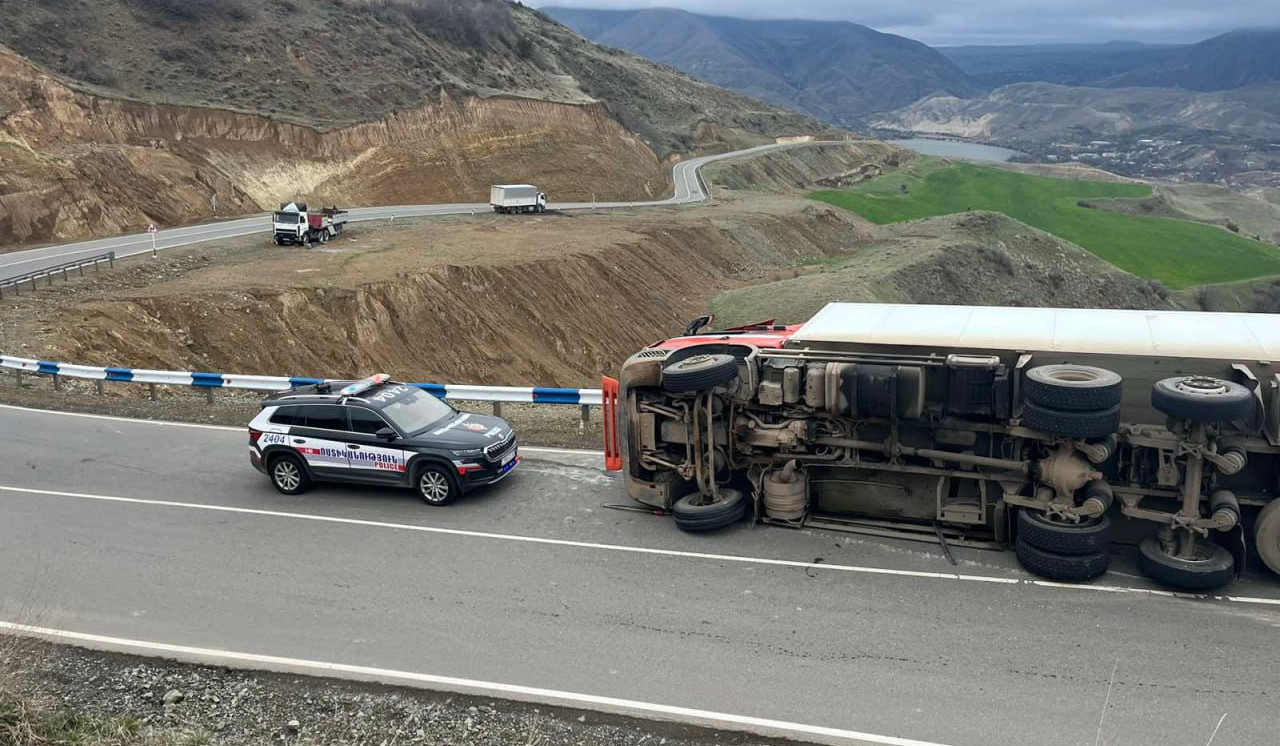 Սիսիան-Տաթև ճանապարհին բեռնատարը կողաշրջվել է․ կա տուժած