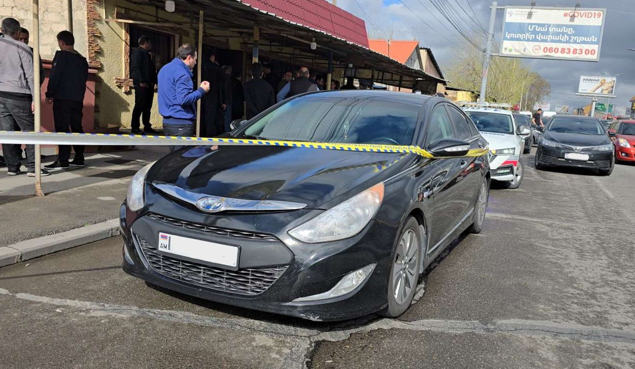 Վարորդին ու ուղևորներին իջեցրել են մեքենայից, բեռնախցիկից հափշտակել 1 մլրդ 24 մլն դրամի ոսկե ձուլակտորներ, 293 միլիոն ռուբլի և դիմել փախուստի