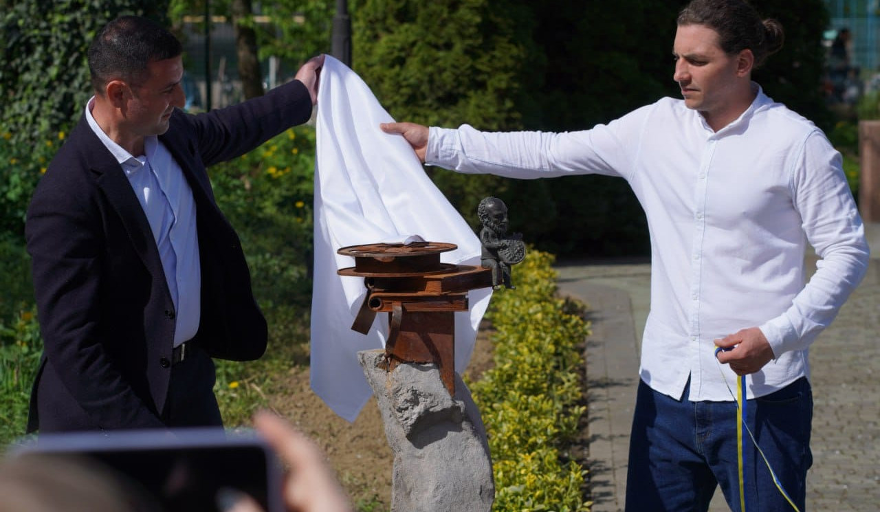 Ուկրաինայի Ուժգորոդ քաղաքում տեղադրվել է Սերգեյ Փարաջանովի քանդակը