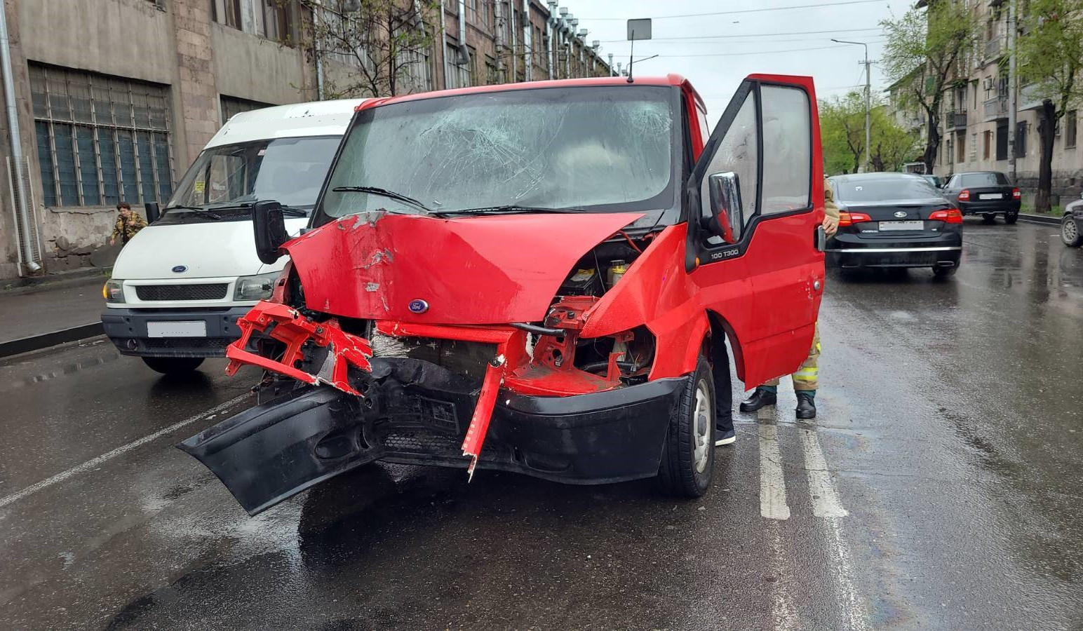 Բեռնատարը դուրս է եկել երթևեկելի գոտուց, բախվել եզրաքարին և գովազդային վահանակի սյանը