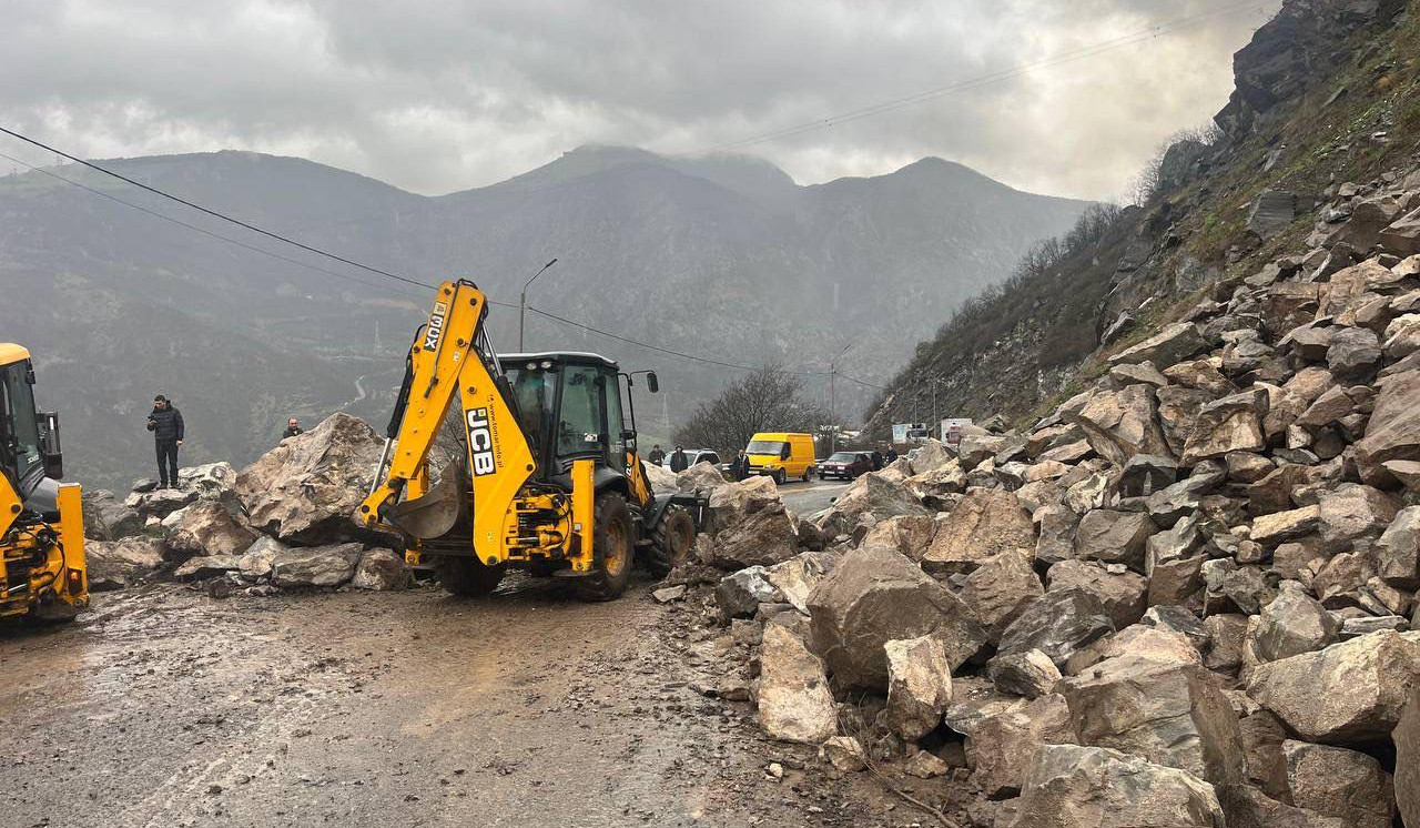 Սյունիքի մարզում ժայռային հատվածներով անցնող ճանապարհներին քարաթափումներ են լինում