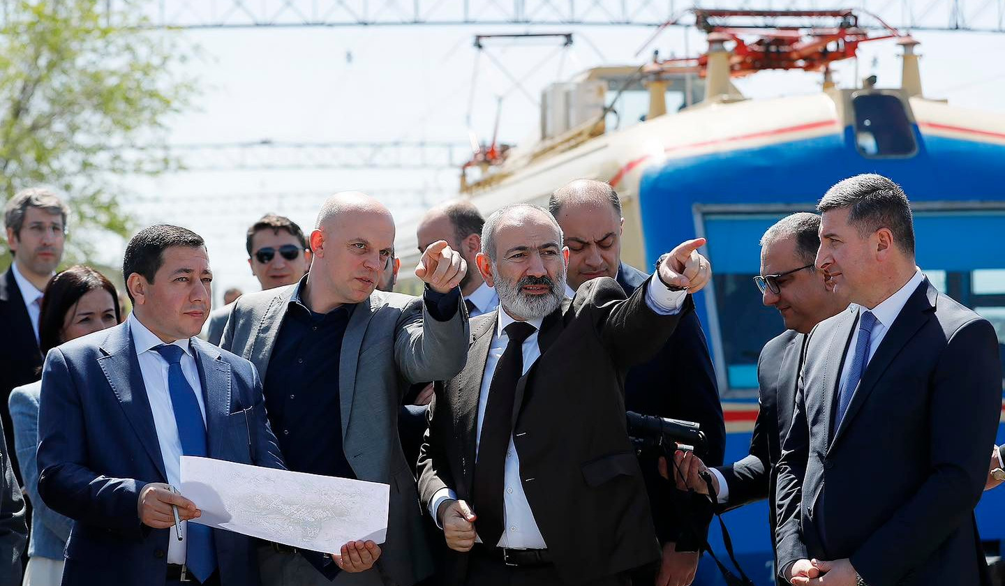 Prime Minister observes the railway infrastructures leading to the Academic City and the possibilities to develop them