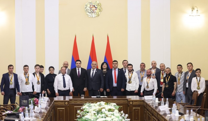 Շնորհակալ ենք ձեզ ձեր աշխատանքի և հաղթանակի համար. Ալեն Սիմոնյանն ընդունել է Հայաստանի պաուերլիֆտինգի հավաքականի մարզիկներին