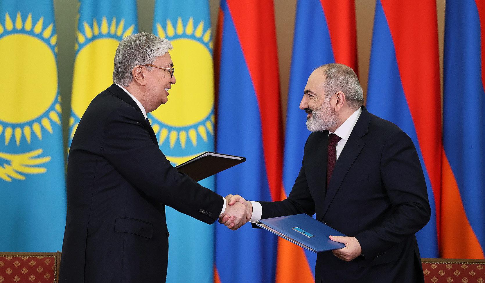 Пашинян и Токаев подписали совместное заявление по итогам визита президента Казахстана в Армению