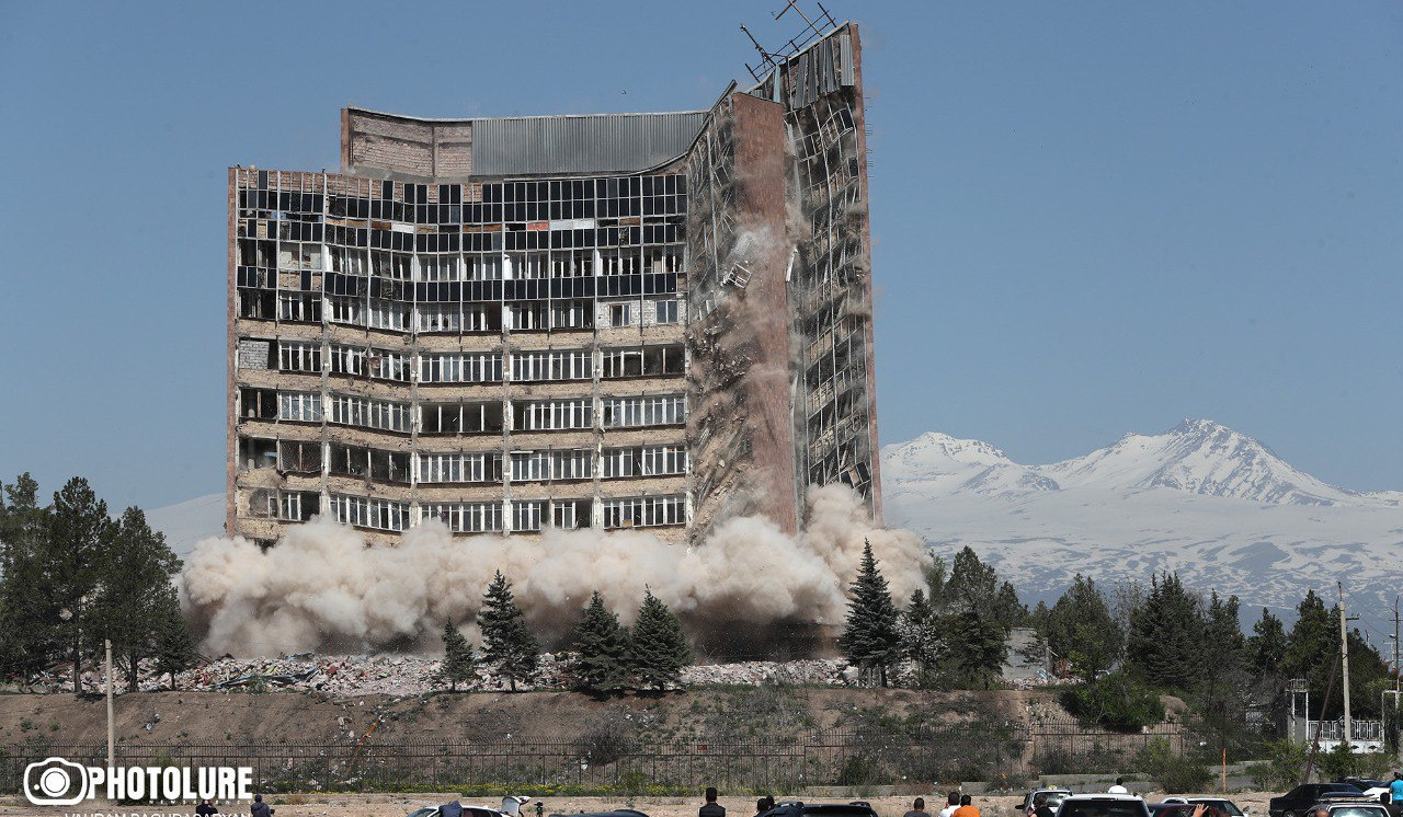 Պայթեցվել է ՊՆ նախկին շենքը