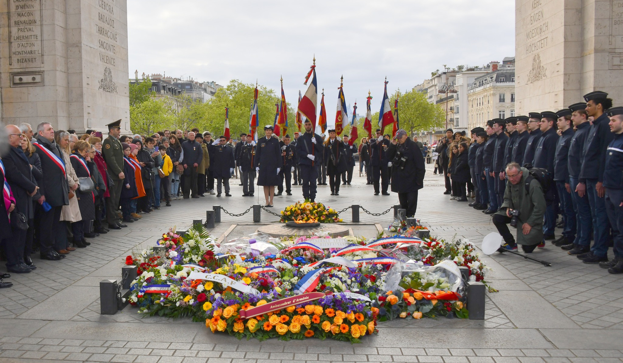 Церемония зажжения вечного огня Триумфальной арки в Париже в память жертв Геноцида армян