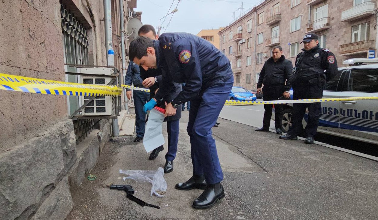 Օդաճնշիչ ատրճանակի գործադրմամբ օտարերկրացուց առերևույթ հափշտակություն կատարելու համար մեղադրվող երիտասարդը հայտնաբերվել և կալանավորվել է