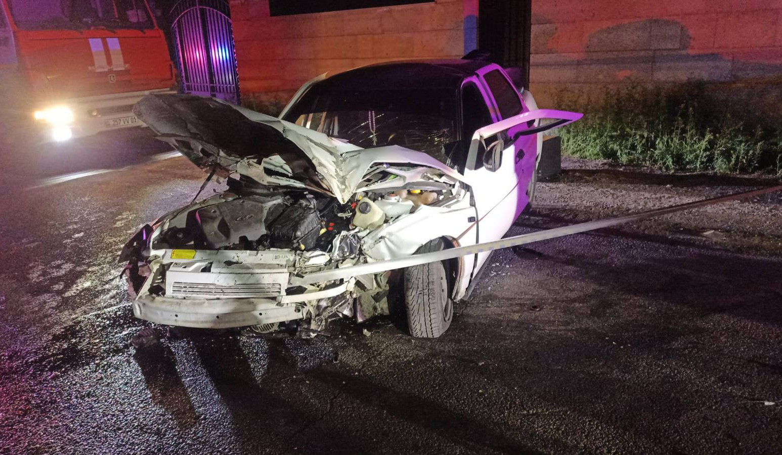 Օշական գյուղում մեքենան դուրս է եկել երթևեկելի հատվածից և բախվել տներից մեկի դարպասին․ կա տուժած