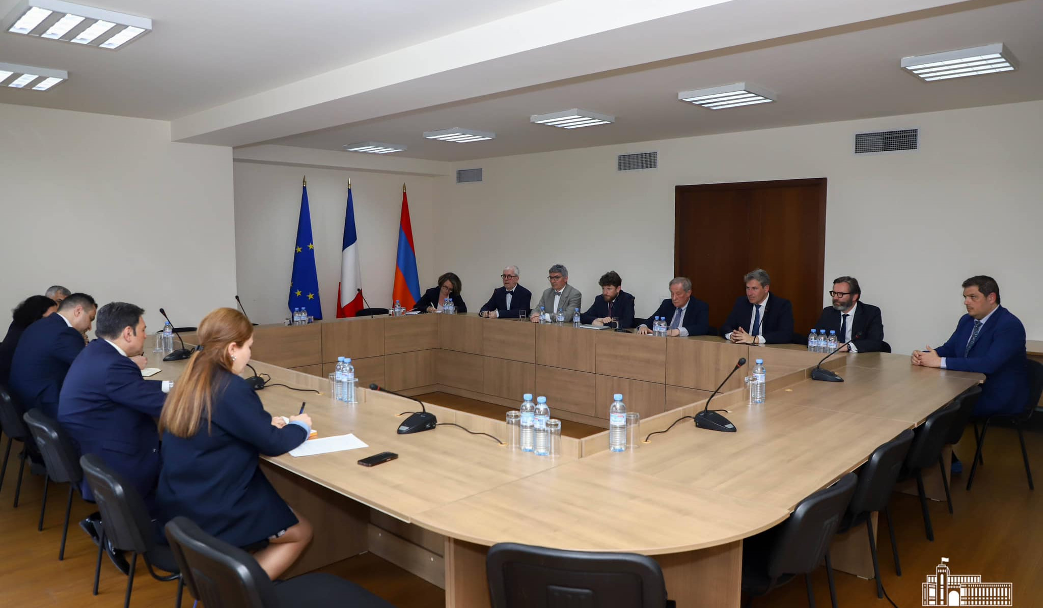 ՀՀ ԱԳ փոխնախարարը և Ժիլբեր-Լյուկ Դըվինազը քննարկել են Հարավային Կովկասում տեղի ունեցող գործընթացները