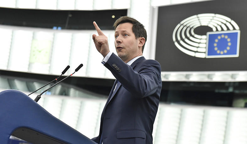 Mən dayanmadan çalışmışam ki, Əliyevə qarşı tədbirlər, sanksiyalar tətbiq olunsun: Fransua Bellami