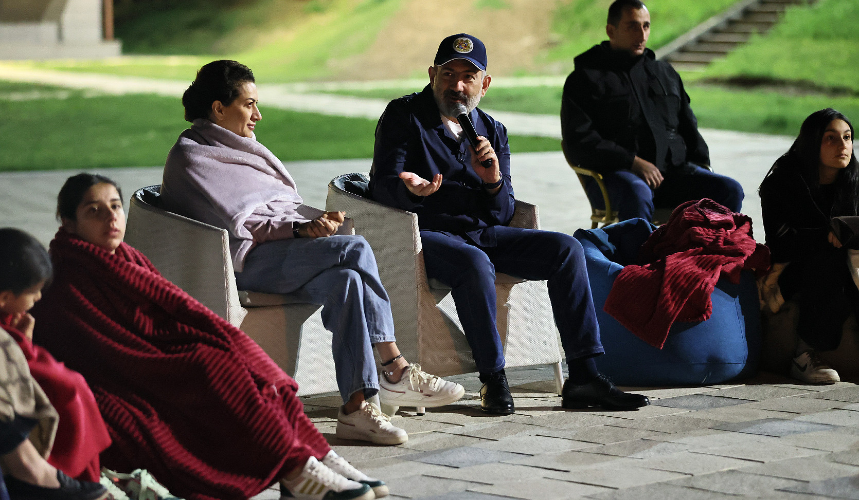 Նիկոլ Փաշինյանը տիկնոջ հետ հանդիպել է «ՀՀ վարչապետի գավաթ» սեղանի թենիսի մրցաշարի եզրափակիչ փուլի մասնակիցներին