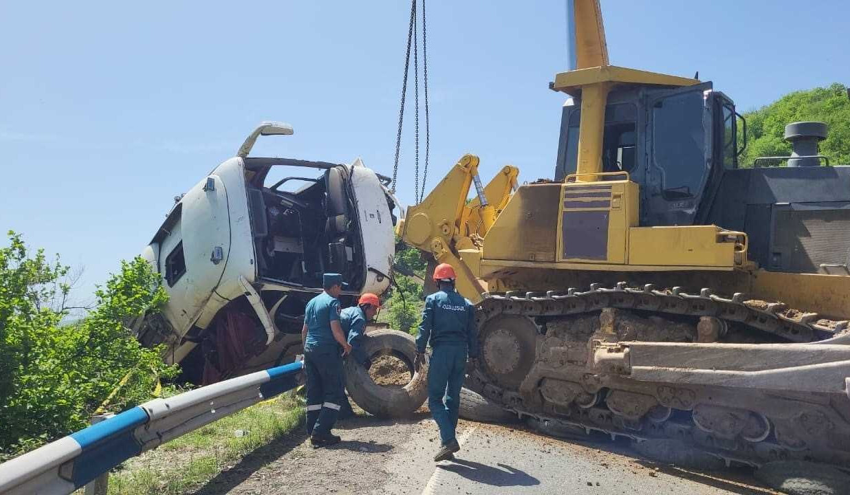 Աշխատանքներին ներգրավվել են 2 ավտոկռունկ և 1 թրթուրավոր տեխնիկա. Փրկարար ծառայությունը՝ Վերին Խոտանանի մոտակայքում տեղի ունեցած ՃՏՊ-ի վերաբերյալ