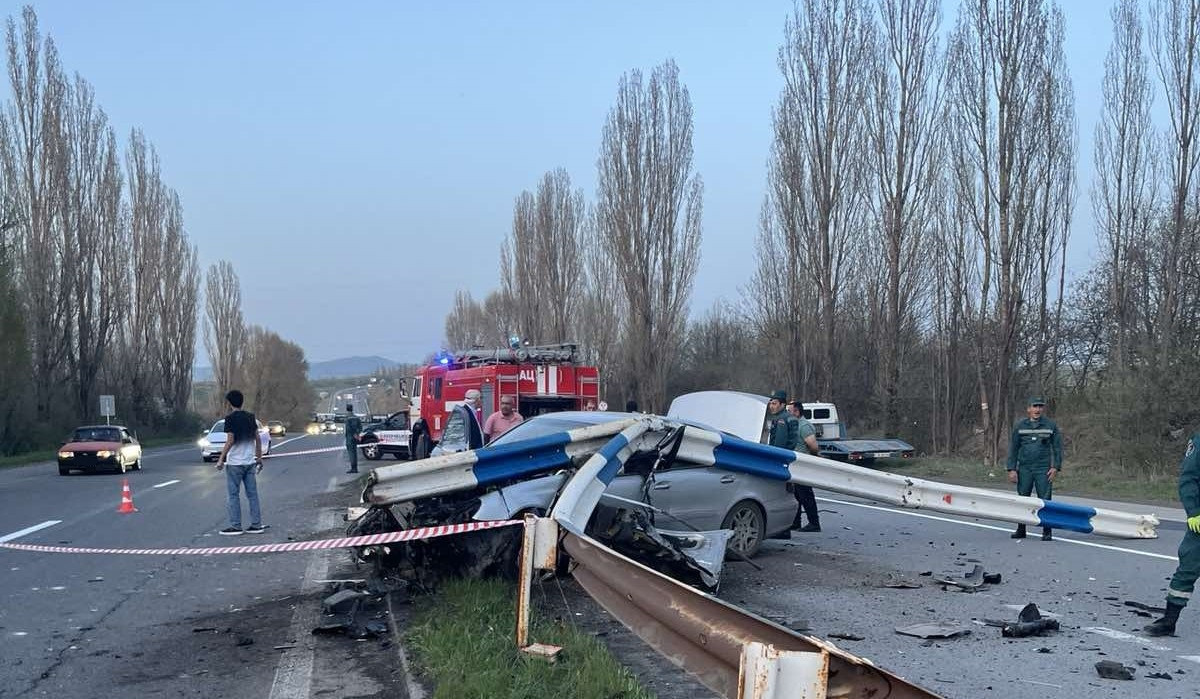 Երևան-Սևան ավտոճանապարհին ավտոմեքենան բախվել է երկաթե բաժանարար արգելապատնեշին. տուժածներ չկան