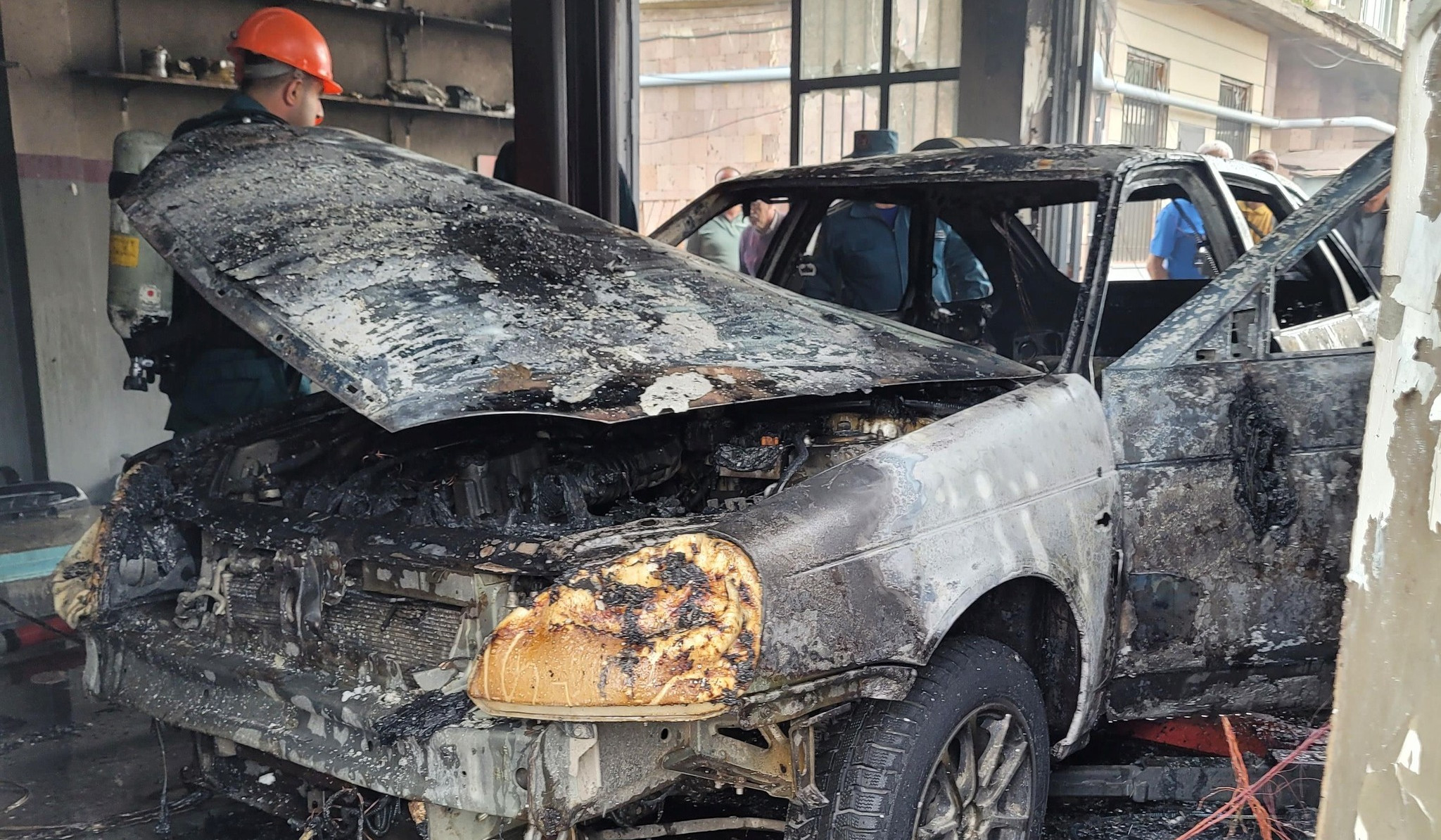 Սևան քաղաքի ավտոտեխսպասարկման կետերից մեկում ավտոմեքենա է այրվել