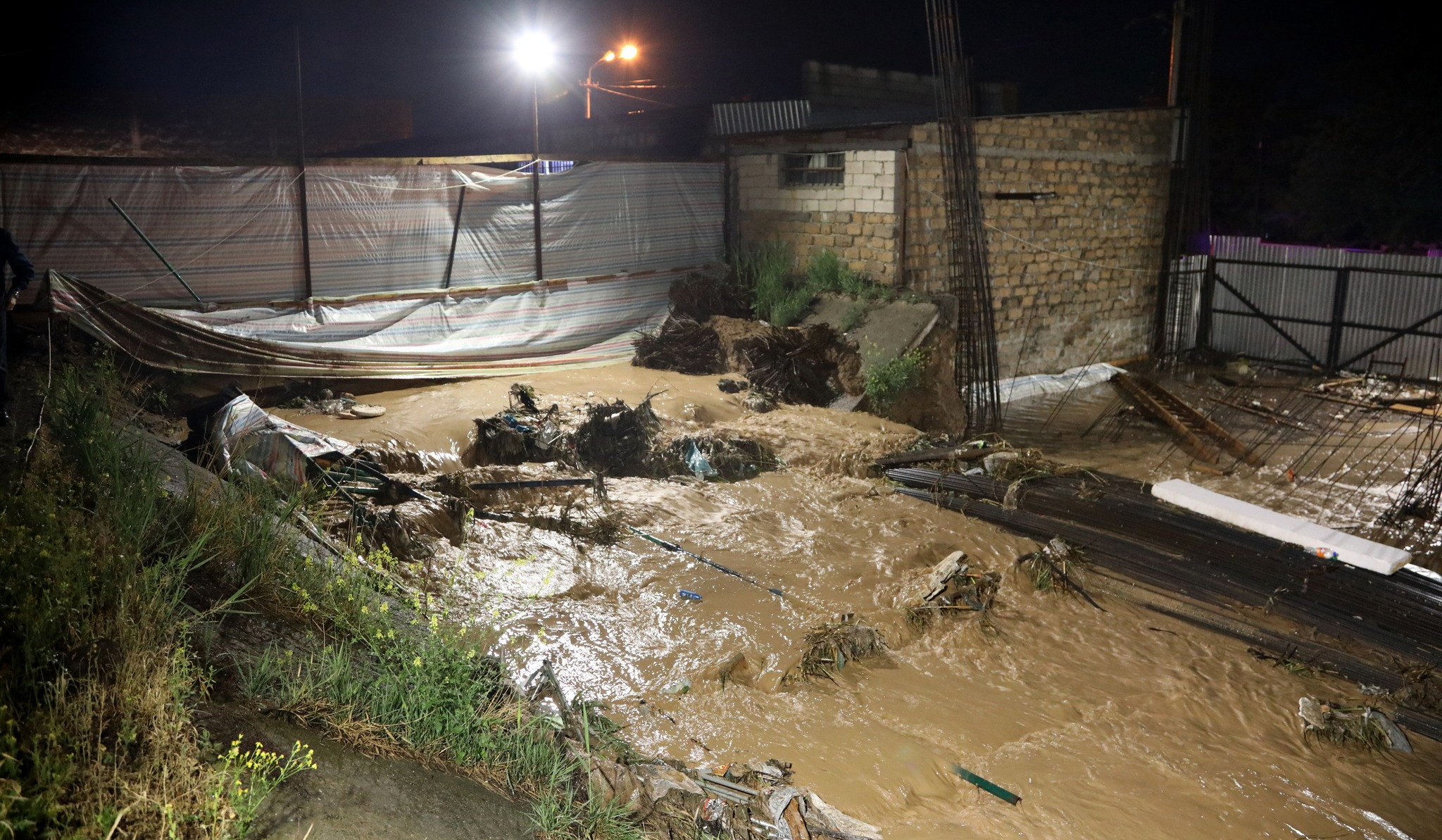 Նոր Արեշ թաղամասում գետի հենապատի փլուզման հետևանքով ջրալցվել են հարակից տները