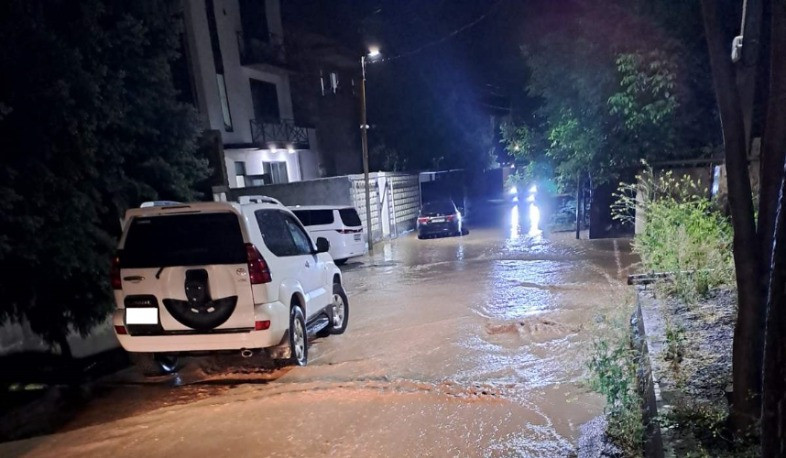 Երևանում տեղատարափ անձրևի հետևանքով տեղի են ունեցել հեղեղումներ, փլուզումներ և ջրալցումներ